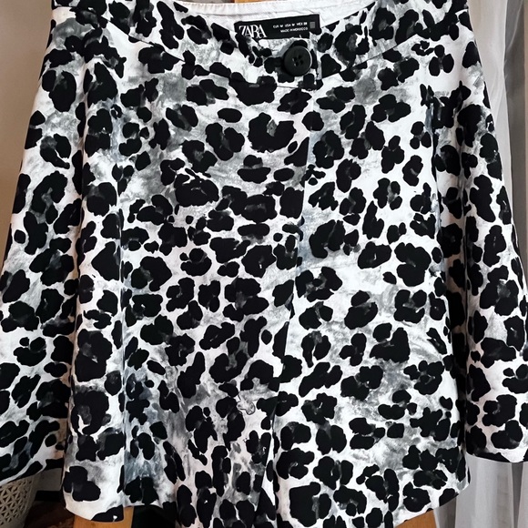ZARA, Super Cute shorts looks like a skirt! Medium. - Picture 5 of 9